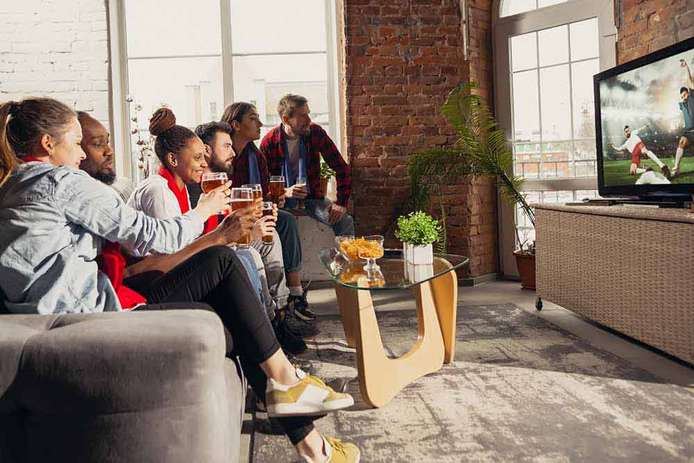 animado grupo de pessoas assistindo futebol jogo de esporte de futebol em casa compressed